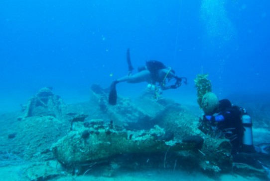 Ικαρία: Ο βυθός της θάλασσας έκρυβε ένα αεροπλάνο θρυλικό - Η άγνωστη ιστορία του - Μοναδικές εικόνες που ταξιδεύουν στον κόσμο  [pgotos+video] - Φωτογραφία 2