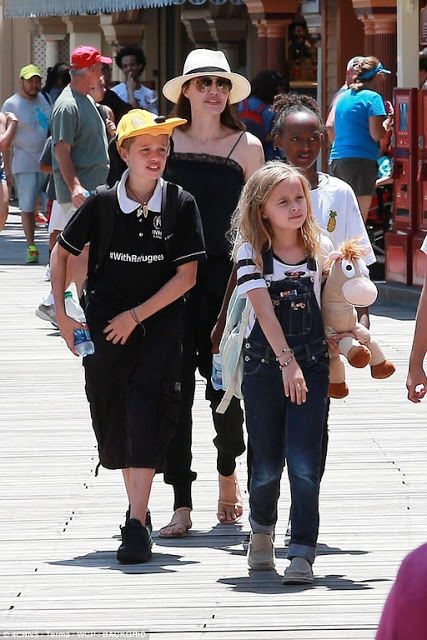 Jolie: Ταξίδι με τα παιδιά της στην Disneyland - Φωτογραφία 2