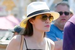 Jolie: Ταξίδι με τα παιδιά της στην Disneyland
