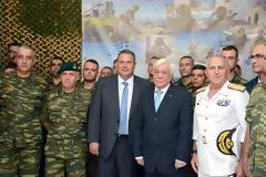 Η ΑΕ Πρόεδρος της Ελληνικής Δημοκρατίας κ. Προκόπης Παυλόπουλος, ο Υπουργός Εθνικής Άμυνας κ. Πάνος Καμμένος και ο Αρχηγός ΓΕΕΘΑ Ναύαρχος Ευάγγελος Αποστολάκης ΠΝ επισκέπτονται ακριτικά νησιά