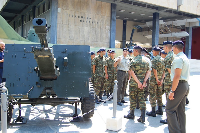 Επίσκεψη Σχολής Πυροβολικού στο Πολεμικό Μουσείο - Φωτογραφία 7