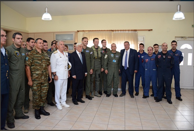 Ο Πρόεδρος της Δημοκρατίας με τους πιλότους στην 130 Σμηναρχία Μάχης στη Λήμνο - Φωτογραφία 2