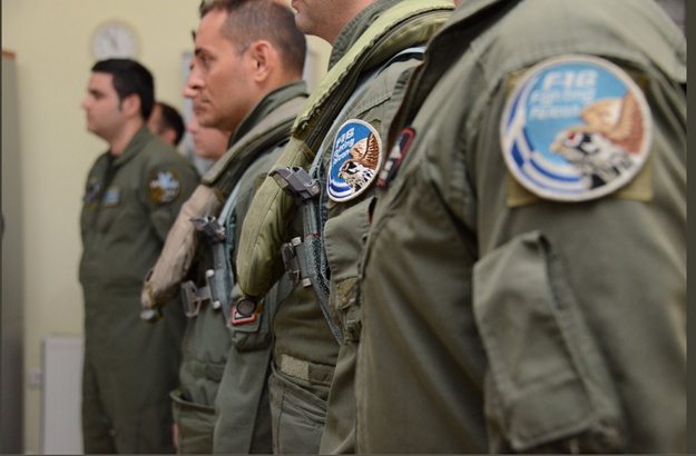Ο Πρόεδρος της Δημοκρατίας με τους πιλότους στην 130 Σμηναρχία Μάχης στη Λήμνο - Φωτογραφία 4