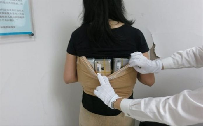 Κίνα: Μετέφερε στο σώμα της πάνω από 100 iphone - Φωτογραφία 1