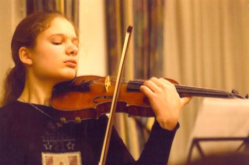 Η 28χρονη Ολλανδή βιολίστρια που παίζει Τσιτσάνη - Φωτογραφία 1