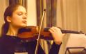 Η 28χρονη Ολλανδή βιολίστρια που παίζει Τσιτσάνη