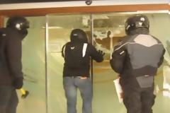 Ντου στην βουλή οι αναρχικοί του Ρουβίκωνα.Έδωσαν τα στοιχεία τους και έφυγαν σαν κύριοι