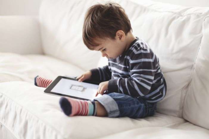 Ανησυχητικά στοιχεία: Τα παιδιά έως 2 ετών που παίζουν με κινητά και tablet αρχίζουν να μιλάνε με καθυστέρηση! - Φωτογραφία 1