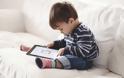 Ανησυχητικά στοιχεία: Τα παιδιά έως 2 ετών που παίζουν με κινητά και tablet αρχίζουν να μιλάνε με καθυστέρηση!
