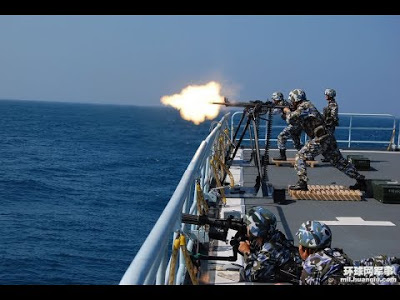Επιθέσεις πειρατών σε εμπορικά πλοία και μάχες με μισθοφόρους φρουρούς(Video) - Φωτογραφία 1