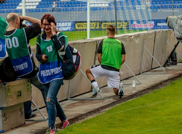 Χαμός... Ο Πέλκας ούρησε σε διαφημιστική πινακίδα στο ματς με την Ολιμπίκ Ντόνετσκ - Φωτογραφία 2