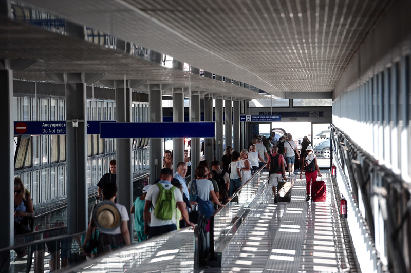 Χάος στο σταθμό μετρό του Ελ. Βενιζέλος: Τουρίστες σε ουρές για να βγάλουν εισιτήριο - Φωτογραφία 2