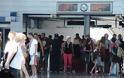 Χάος στο σταθμό μετρό του Ελ. Βενιζέλος: Τουρίστες σε ουρές για να βγάλουν εισιτήριο - Φωτογραφία 1