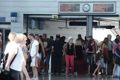 Χάος στο σταθμό μετρό του Ελ. Βενιζέλος: Τουρίστες σε ουρές για να βγάλουν εισιτήριο