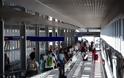 Χάος στο σταθμό μετρό του Ελ. Βενιζέλος: Τουρίστες σε ουρές για να βγάλουν εισιτήριο - Φωτογραφία 2