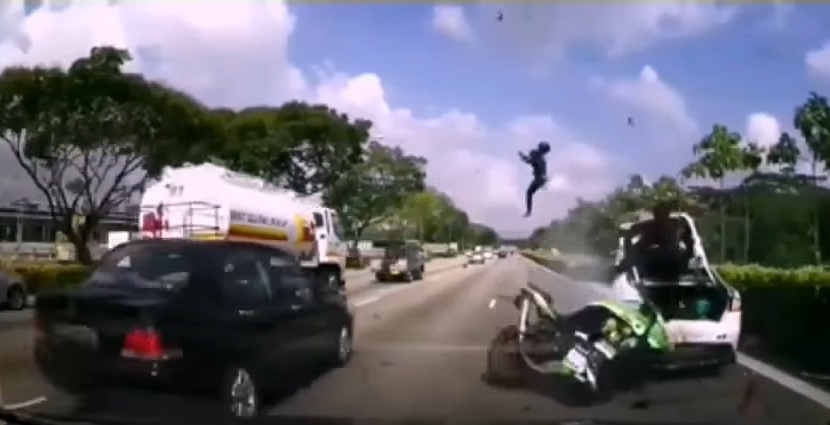 Τρομακτικό ατύχημα σε αυτοκινητόδρομο της Σιγκαπούρης (vid) - Φωτογραφία 1