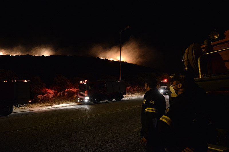 Ανεξέλεγκτη η φωτιά στα Καλύβια.Αγωνία μήπως φτάσει Σαρωνίδα - Φωτογραφία 4