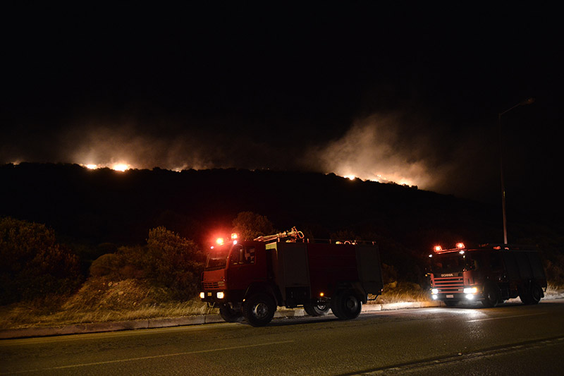 Ανεξέλεγκτη η φωτιά στα Καλύβια.Αγωνία μήπως φτάσει Σαρωνίδα - Φωτογραφία 6
