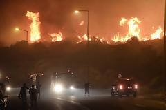 Νύχτα αγωνίας στην Ανάβυσσο - Η φωτιά έφτασε στην παραλιακή