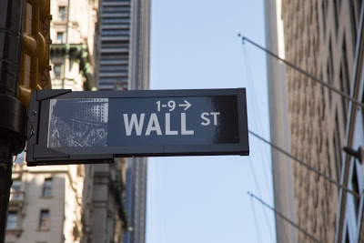 Wall Street: Μια ανάσα από τις 22.000 μονάδες ο Dow Jones – Πάρτι στις αγορές της Ευρώπης - Φωτογραφία 1