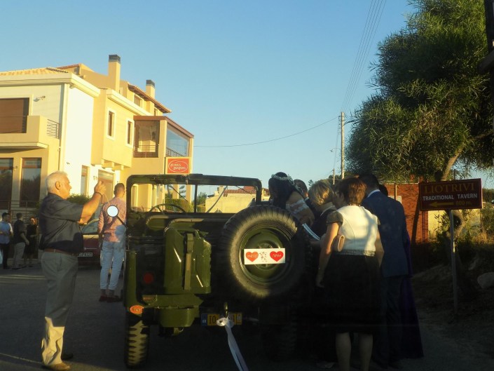 Ζευγάρι στην Κρήτη πήγε με στρατιωτικό τζιπ στην εκκλησία - Φωτογραφία 3