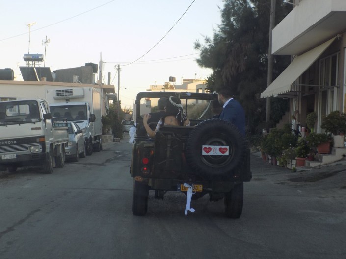 Ζευγάρι στην Κρήτη πήγε με στρατιωτικό τζιπ στην εκκλησία - Φωτογραφία 8