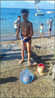 Πιτσιρικάς ψάρεψε, τεράστια μέδουσα 4 κιλών στον Κορινθιακό (pic) - Φωτογραφία 2