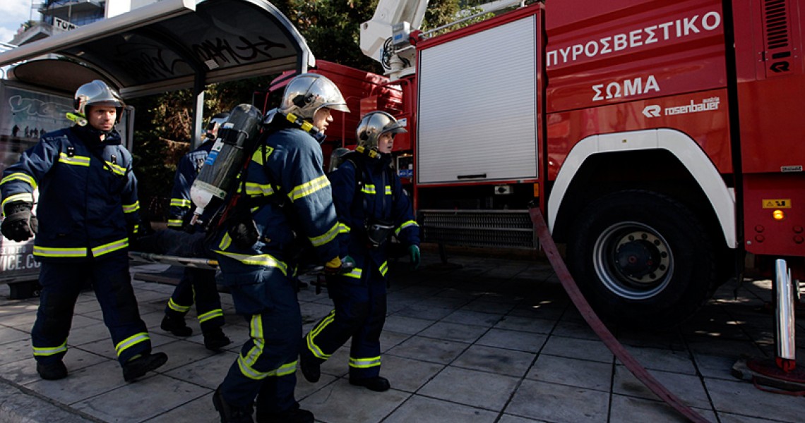 ΠΡΙΝ ΛΙΓΟ.....Φωτιά σε υπόγειο στις Συκιές Θεσσαλονίκης - Φόβοι για εγκλωβισμένους - Φωτογραφία 1