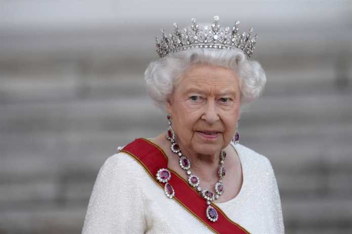 Βρετανία: Τα… τσούζει η βασίλισσα Ελισάβετ – Πόσα κοκτέιλ πίνει - Φωτογραφία 1