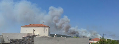 Εκκενώθηκε ένα χωριό στα Κύθηρα που απειλούνταν από τις φλόγες - Φωτογραφία 1