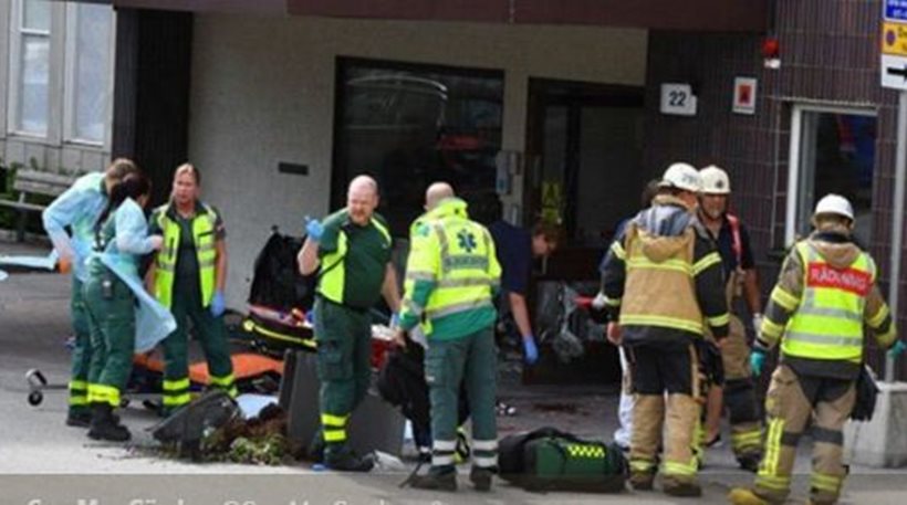 Αυτοκίνητο έπεσε πάνω σε πεζούς έξω από νοσοκομείο στην Στοκχόλμη - Φωτογραφία 1