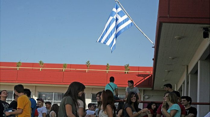 Αποπροσανατολιστικά παιχνίδια με την ελληνική Σημαία και τον Εθνικό Ύμνο. - Φωτογραφία 1