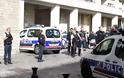 Παρίσι: Τρόμος με όχημα που έπεσε πάνω σε στρατιώτες και εξαφανίστηκε!(φωτό) - Φωτογραφία 2