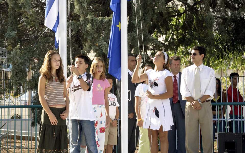 Τέλος η έπαρση σημαίας και ο εθνικός ύμνος στα σχολεία. - Φωτογραφία 1