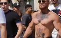 Τί γίνεται όταν σωσίας του Conor McGregor πηγαίνει στην παραλία και προκαλεί τους «μπρατσαράδες»; (βίντεο)
