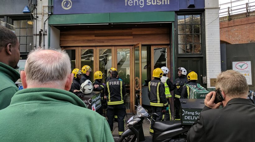 Πανικός στο Λονδίνο.... Τρεις τραυματίες από παγιδευμένο φάκελο σε εστιατόριο - Φωτογραφία 1