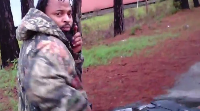 Συγκλονίζει το βίντεο:Αφροαμερικανός πυροβολεί 4 φορές αστυνομικό που του ζητά να σταματήσει - Φωτογραφία 1