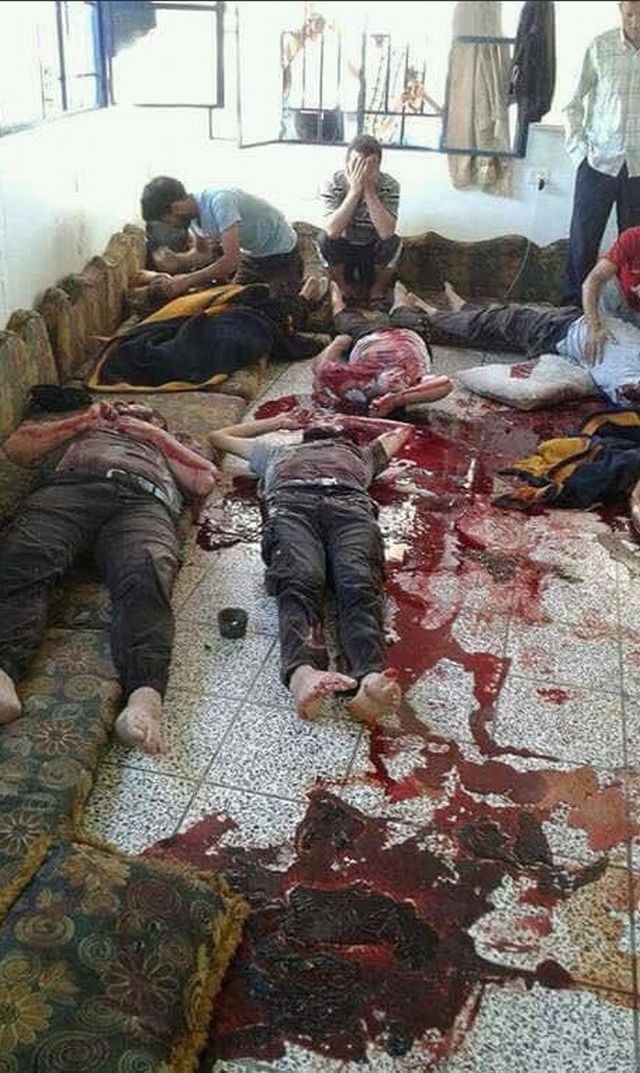 Εκτέλεσαν τα «White Helmets» της ΑλΚάιντα-Σε μια λίμνη αίματος 7 άψυχα σώματα κείτονται στο πάτωμα - Φωτογραφία 2