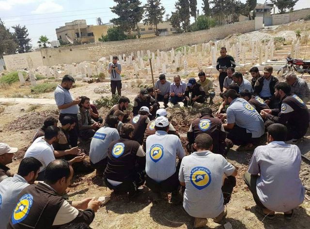 Εκτέλεσαν τα «White Helmets» της ΑλΚάιντα-Σε μια λίμνη αίματος 7 άψυχα σώματα κείτονται στο πάτωμα - Φωτογραφία 3