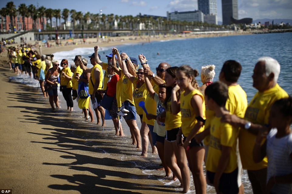 Βαρκελώνη: Εμπόδισαν τουρίστες να μπουν στη θάλασσα σε ένδειξη διαμαρτυρίας (φωτο) - Φωτογραφία 4