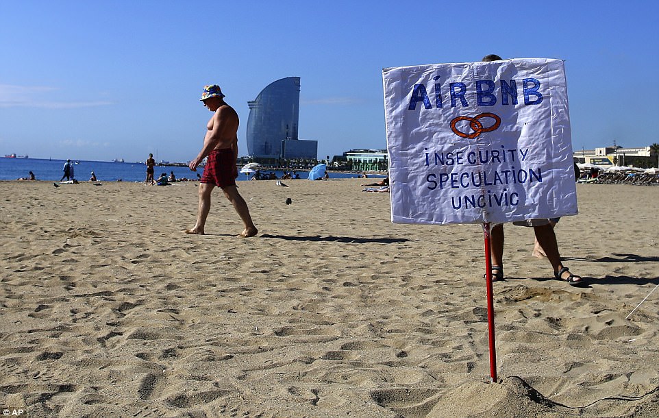 Βαρκελώνη: Εμπόδισαν τουρίστες να μπουν στη θάλασσα σε ένδειξη διαμαρτυρίας (φωτο) - Φωτογραφία 5