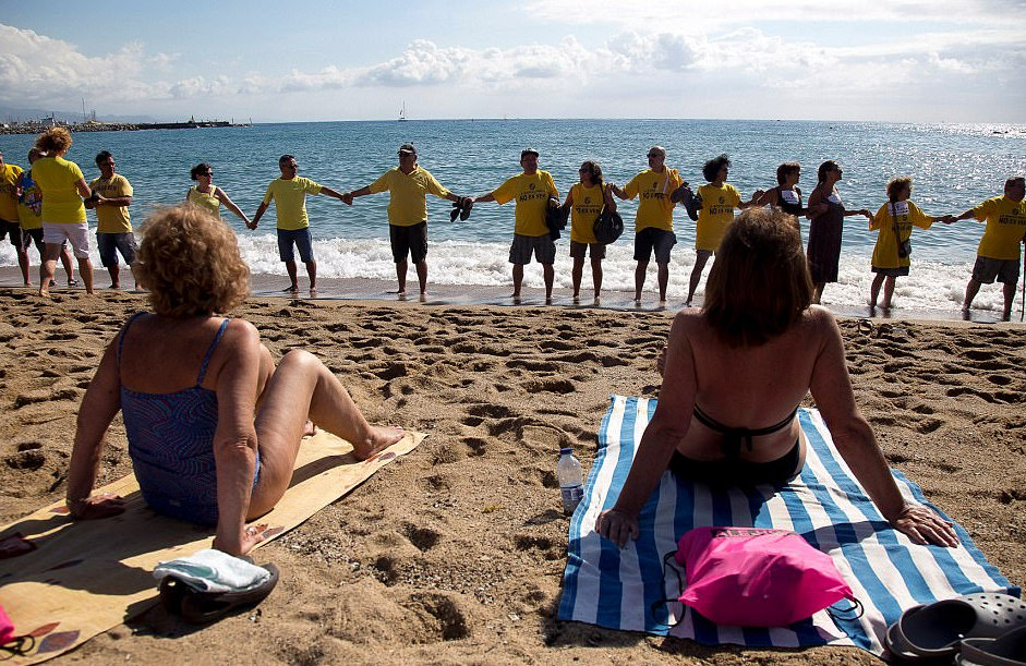 Βαρκελώνη: Εμπόδισαν τουρίστες να μπουν στη θάλασσα σε ένδειξη διαμαρτυρίας (φωτο) - Φωτογραφία 6