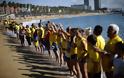 Βαρκελώνη: Εμπόδισαν τουρίστες να μπουν στη θάλασσα σε ένδειξη διαμαρτυρίας (φωτο) - Φωτογραφία 1