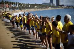 Βαρκελώνη: Εμπόδισαν τουρίστες να μπουν στη θάλασσα σε ένδειξη διαμαρτυρίας (φωτο)