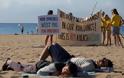 Βαρκελώνη: Εμπόδισαν τουρίστες να μπουν στη θάλασσα σε ένδειξη διαμαρτυρίας (φωτο) - Φωτογραφία 3