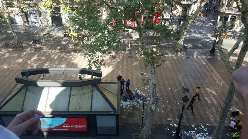 ΒΑΡΚΕΛΩΝΗ-Σκηνές τρόμου στην La Rambla :Φορτηγό έπεσε πάνω σε πεζούς που έτρεχαν να γλυτώσουν - Φωτογραφία 5