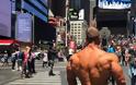 Μοναδικό βίντεο: Τί συμβαίνει όταν bodybuilders αποφασίζουν να πάνε βόλτα στην πόλη χωρίς ... μπλούζα;