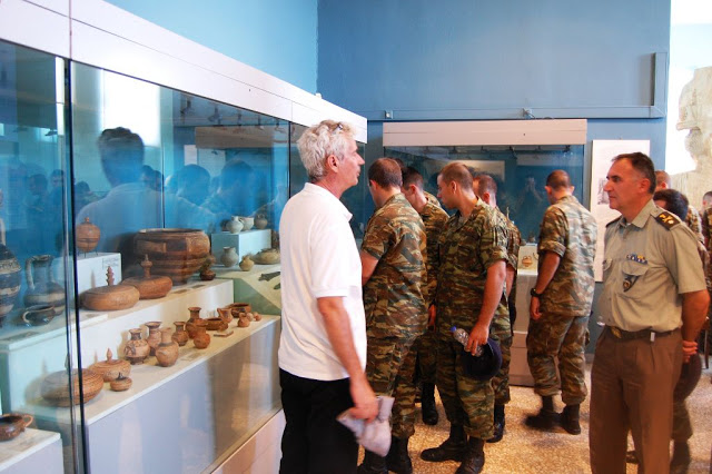 Eπίσκεψη Προσωπικού της Σχολής Πυροβολικού στο Αρχαιολογικό Μουσείο Ελευσίνας - Φωτογραφία 6