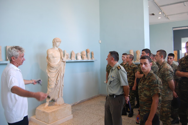 Eπίσκεψη Προσωπικού της Σχολής Πυροβολικού στο Αρχαιολογικό Μουσείο Ελευσίνας - Φωτογραφία 7