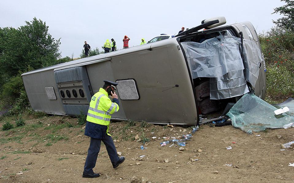 ΚΡΗΤΗ...Ανετράπη λεωφορείο μετά από σύγκρουση με ΙΧ - Νεκρός ο οδηγός του αυτοκινήτου - Φωτογραφία 1